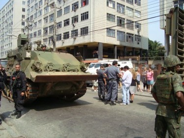 "Tank ici à côté de chez moi #PEUR"- de l'utilisateur de Twitpic BrunoFq